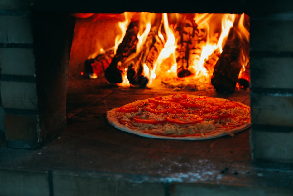 Pizza’s bakken? 3 tips voor de aanschaf van een houtoven